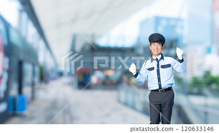 男保全在城市車站前跳舞 120633146