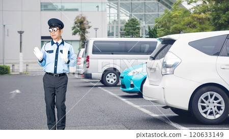 男保全在停車場跳舞 男保全在停車場跳舞 120633149