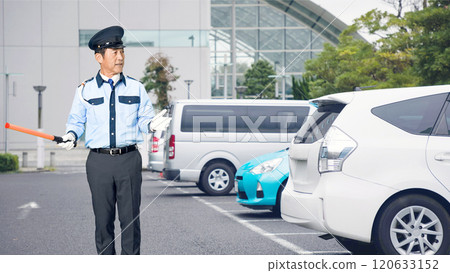 男保全在停車場指揮交通 男保全在停車場指揮交通 120633152