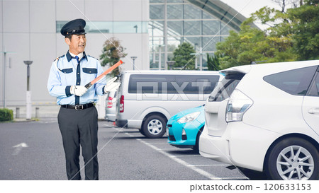 男保全在停車場指揮交通 男保全在停車場指揮交通 120633153