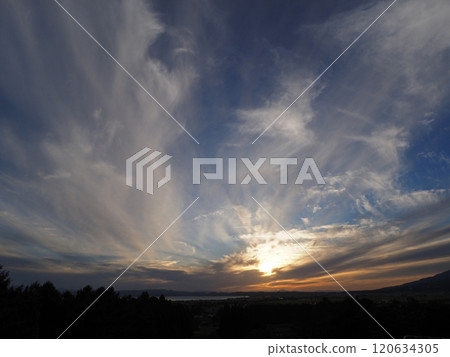 豬苗代湖上空的橙色陽光和藍天上鋪開的雲彩令人印象深刻又美麗。 豬苗代湖上空的橙色陽光和藍天上鋪開的雲彩令人印象深刻又美麗。 120634305