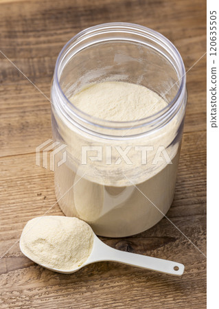 木桌上有蛋白質的儲藏槽和量勺 木桌上有蛋白質的儲藏槽和量勺 120635505