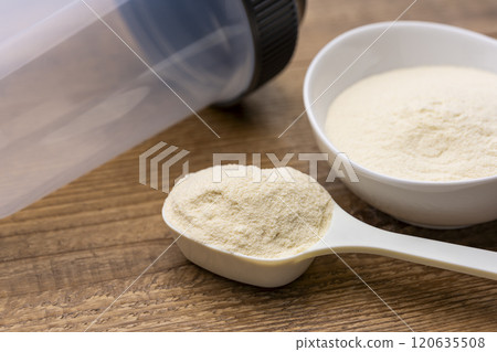 量匙和帶有蛋白質和蛋白質搖瓶的白碗 量匙和帶有蛋白質和蛋白質搖瓶的白碗 120635508