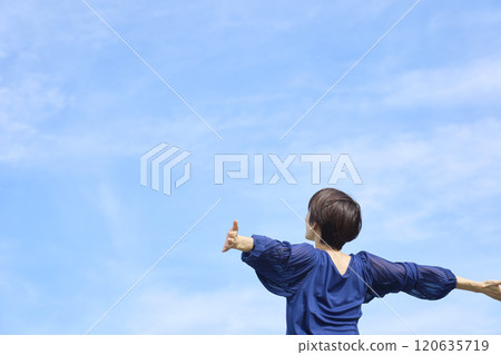 女人在外面深呼吸，後視 120635719