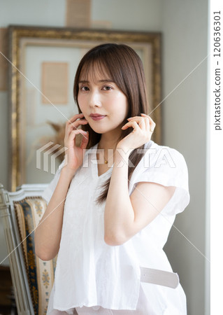 長黑髮的年輕女子 120636301
