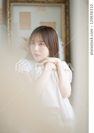 長黑髮的年輕女子 120636310