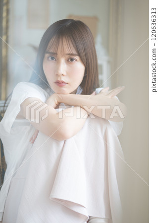 長黑髮的年輕女子 120636313