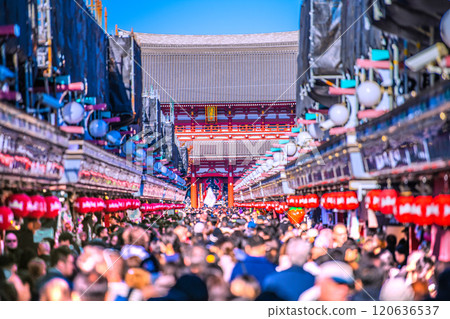 Tokyo cityscape in November. Most of the tourists are foreigners. Sensoji Temple is bustling with more foreign tourists than it was before the coronavirus pandemic. (25th) Tokyo cityscape in November. Most of the tourists are foreigners. Sensoji Temple is bustling with more foreign tourists than it was before the coronavirus pandemic. (25th) 120636537