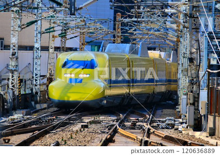 The happy yellow bullet train heads to Tokyo Station... Tokaido Shinkansen Doctor Yellow "923" 120636889
