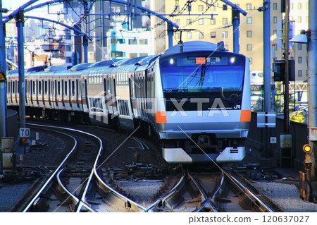兩層綠色車廂連接♪到東京站...中央線快速列車[233系列] 120637027