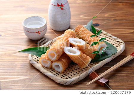 傳統的味道和飽滿的質感! 竹輪海鰻(木紋背景) 傳統的味道和飽滿的質感! 竹輪海鰻(木紋背景) 120637179