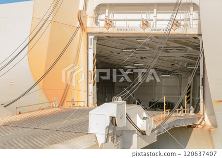 [The rampway in front of the Sunflower Furano, anchored at Oarai Port] 120637407