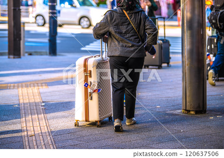 十一月的日本東京城市景觀。入境旅遊仍在繼續…提著行李箱的遊客不斷抵達淺草站和吾妻橋十字路口前… 十一月的日本東京城市景觀。入境旅遊仍在繼續…提著行李箱的遊客不斷抵達淺草站和吾妻橋十字路口前… 120637506