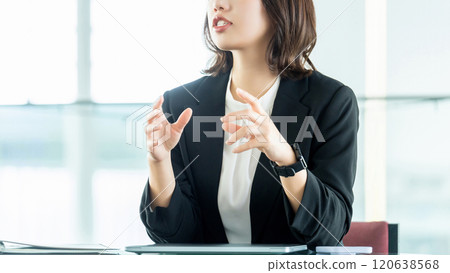 Woman/businesswoman speaking at a meeting 120638568