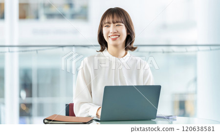 微笑的女人/女商人做文書工作 120638581