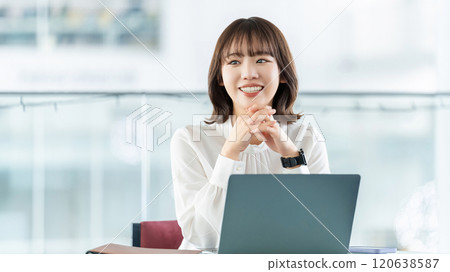 微笑的女人/女商人做文書工作 微笑的女人/女商人做文書工作 120638587