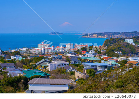 View of the west side (Enoshima, Mt. Fuji, Kotsubo, Zushi City, etc.) from Hiroyama Park in Zushi City, Kanagawa Prefecture View of the west side (Enoshima, Mt. Fuji, Kotsubo, Zushi City, etc.) from Hiroyama Park in Zushi City, Kanagawa Prefecture 120640078