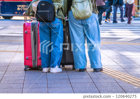 十一月的日本東京城市景觀。入境旅遊仍在繼續…提著行李箱的遊客不斷抵達淺草站和吾妻橋十字路口前… 120640275