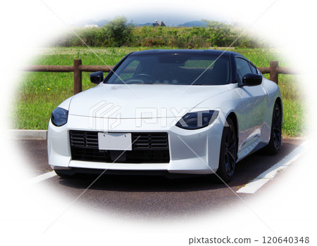 陽光明媚的休息日,開著白色跑車兜風,在公園停車場休息一下,欣賞風景。 陽光明媚的休息日,開著白色跑車兜風,在公園停車場休息一下,欣賞風景。 120640348