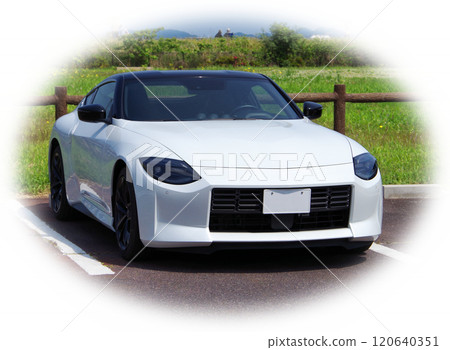 陽光明媚的休息日,開著白色跑車兜風,在公園停車場休息一下,欣賞風景。 陽光明媚的休息日,開著白色跑車兜風,在公園停車場休息一下,欣賞風景。 120640351