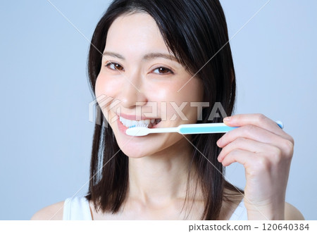 一個女人刷牙的圖片 120640384