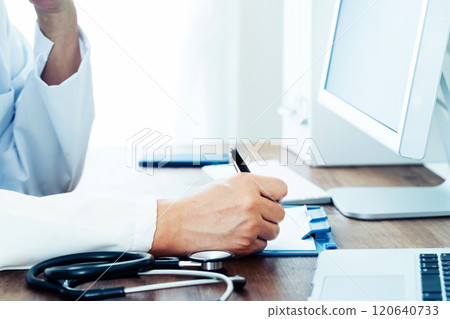 Doctor taking notes 120640733