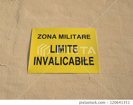 italian military zone do not trespass sign 120641351