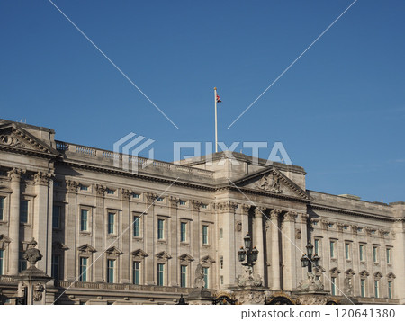 Buckingham Palace in London 120641380