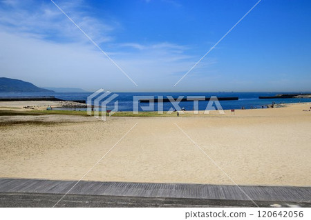 眺望明石海峽大橋和淡路島的開放式海濱公園…“大倉海岸公園” 120642056