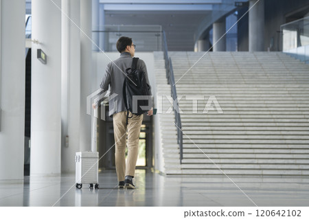 40 多歲的男子背著手提包行走，後面視圖 120642102