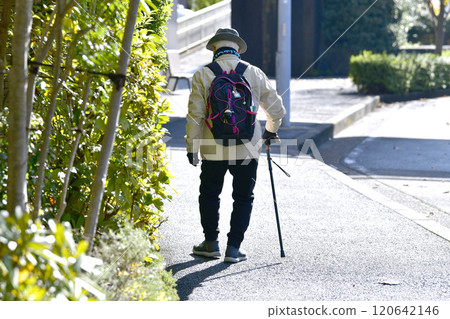 日本橫濱的城市景觀 人行道上潛伏著許多危險，例如台階...腳下...老齡化社會，拄著拐杖的老人（戴著口罩） 120642146