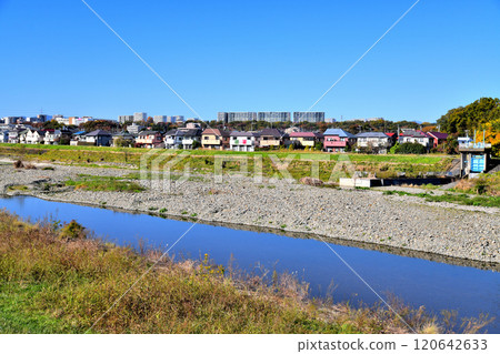 穿過淺川眺望JR豐田站（東京都日野市） [2024.11] 120642633