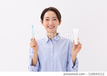 拿著牙刷和牙膏微笑的女人的形象（照片） 120643212