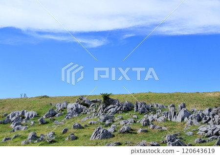 Shikoku Karst: Karst Plateau and Autumn Sky 120643619