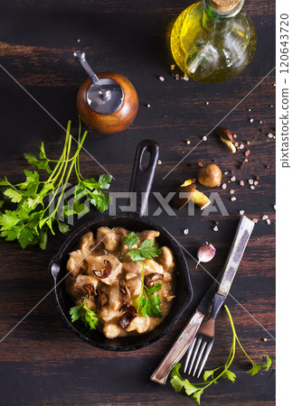 meat with mushroom sauce in pan 120643720