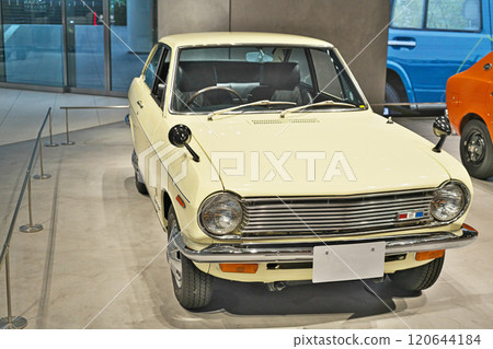 陳列室中展示的 Datsun Sunny 陳列室中展示的 Datsun Sunny 120644184