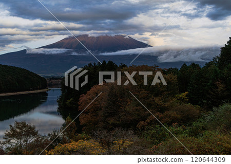 2024年秋天靜岡狸湖周邊的風景，雲霧繚繞的聖山富士山和水面倒映的天空，接近黃昏的狸湖⑥ 120644309