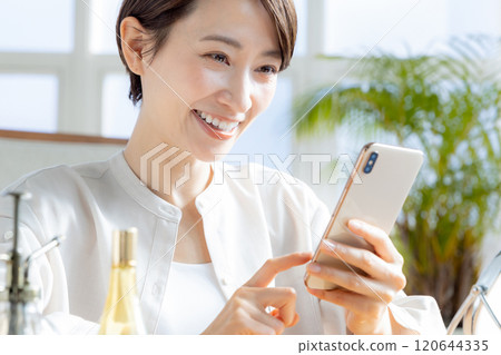 Woman holding a smartphone 120644335