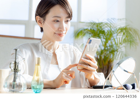 Woman holding a smartphone 120644336