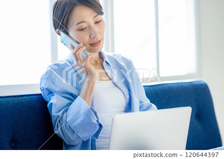A woman who relaxes and works at home 120644397