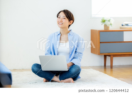 A woman who relaxes and works at home A woman who relaxes and works at home 120644412