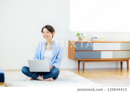 一個在家放鬆和工作的女人 120644413