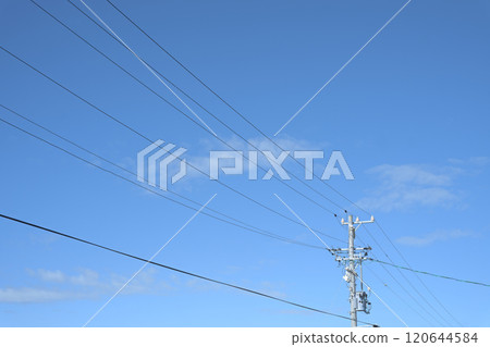 電線在藍天中奔跑 120644584