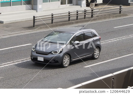 小型汽車在路上行駛 小型汽車在路上行駛 120644629