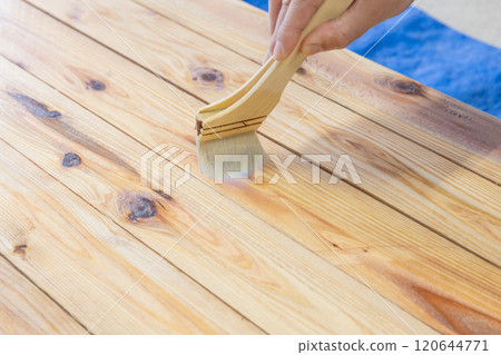 在木材上塗抹防腐劑 120644771