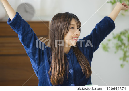 年輕女子在房間裡放鬆 年輕女子在房間裡放鬆 120644874