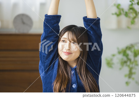 年輕女子在房間裡放鬆 120644875
