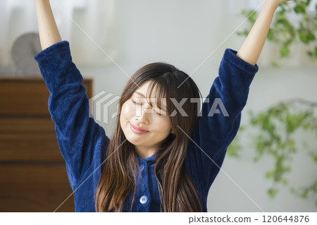 年輕女子在房間裡放鬆 120644876