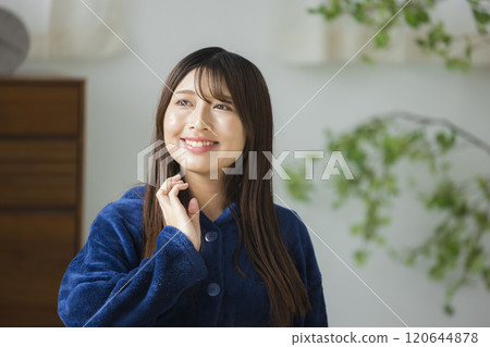 年輕女子在房間裡放鬆 120644878