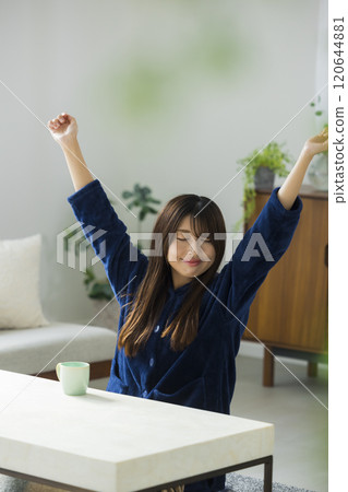 年輕女子在房間裡放鬆 120644881